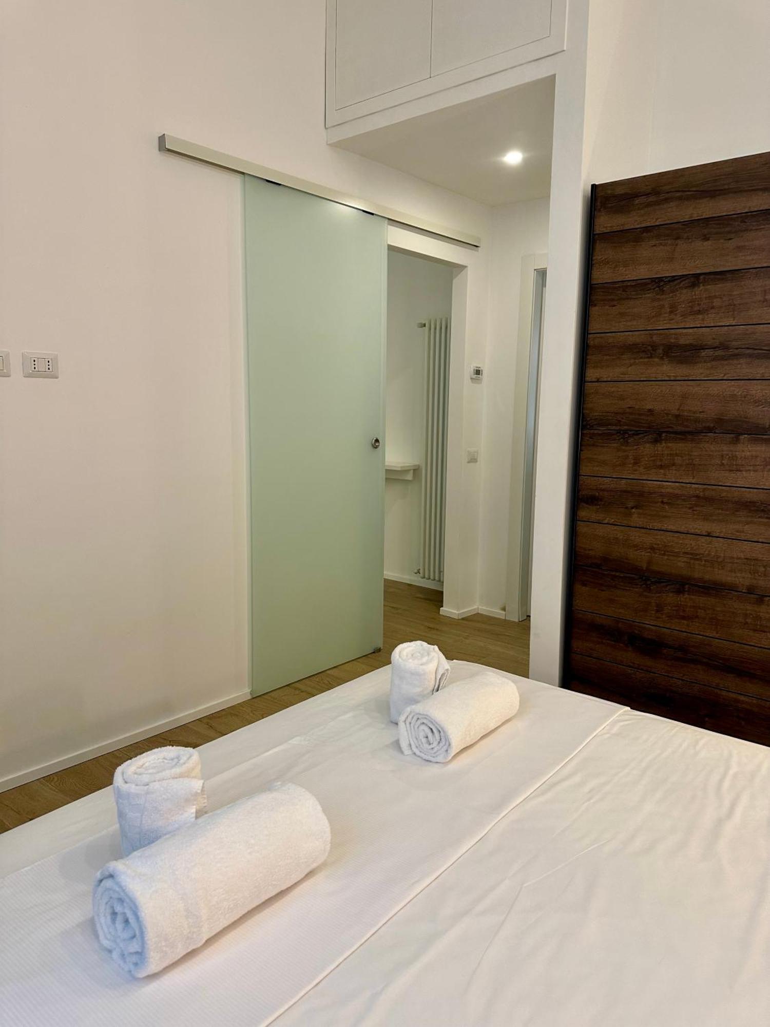 Lr Deluxe Apartments - Porta Venezia - Bilocale Con Giardino Privato Мілан Екстер'єр фото
